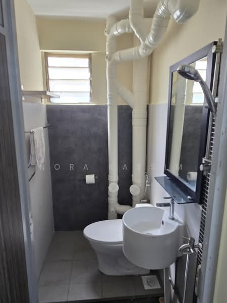 207 Serangoon Central, 207 Serangoon Central, 2 Bedrooms, 689 sqft, HDB Flat For Rent, by Nora Kassim, 500184967 - Common Bathroom - PropertyGuru.com.sg