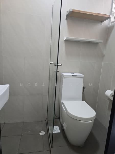 207 Serangoon Central, 207 Serangoon Central, 2 Bedrooms, 689 sqft, HDB Flat For Rent, by Nora Kassim, 500184967 - Master Bathroom - PropertyGuru.com.sg