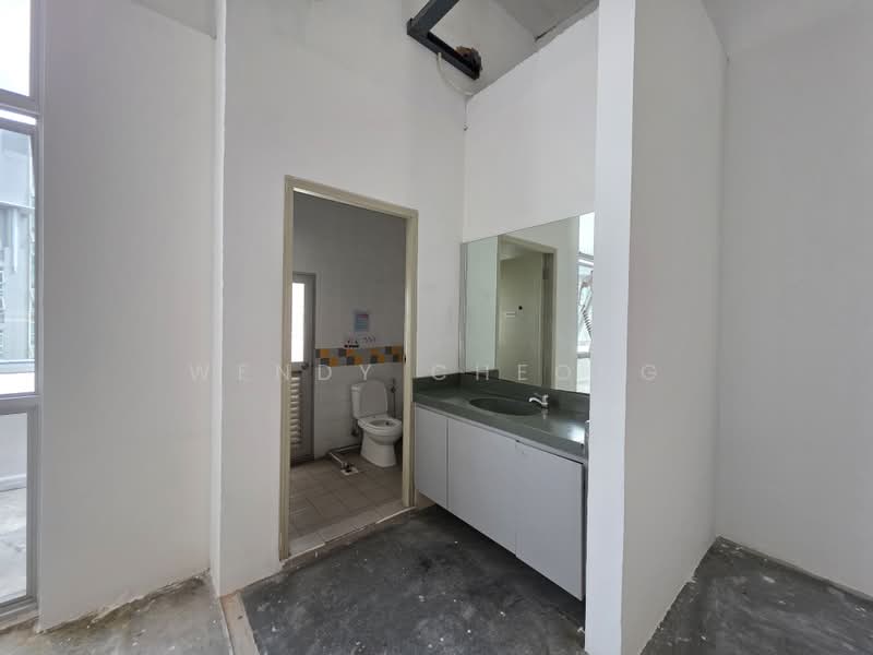 Unity Centre, 51 Bukit Batok Crescent, 1,851 sqft, Light Industrial (B1) For Sale, by Wendy Cheong, 500184975 - Bathroom - CommercialGuru.com.sg