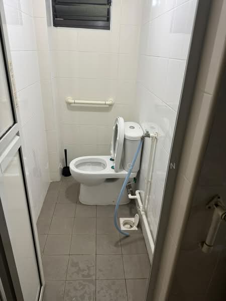 415 Pandan Gardens, 415 Pandan Gardens, 2 Bedrooms, 796 sqft, HDB Flat For Sale, by Jason Chen, 500184991 - Bathroom - PropertyGuru.com.sg