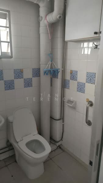 171 Lorong 1 Toa Payoh, 171 Lorong 1 Toa Payoh, 4 Bedrooms, 1,334 sqft, HDB Flat For Sale, by Tan Terence, 500184994 - Bathroom - PropertyGuru.com.sg