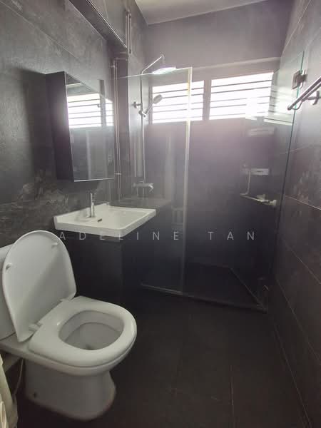 622 Ang Mo Kio Avenue 9, 622 Ang Mo Kio Avenue 9, 3 Bedrooms, 1,302 sqft, HDB Flat For Rent, by Adeline Tan, 500185028 - Bathroom - PropertyGuru.com.sg