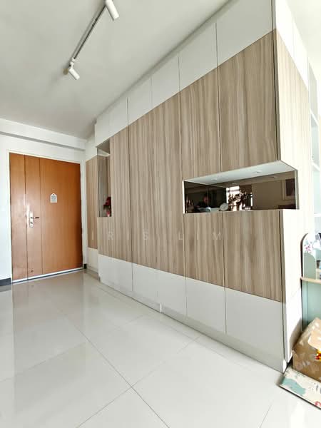 187B Fengshan GreenVille, 187B Bedok North Street 4, Bedok North Street 4, 3 Bedrooms, 1,001 sqft, HDB Flat For Sale, by Iris Lim, 500185085 - Entrance & concealed household shelter - PropertyGuru.com.sg