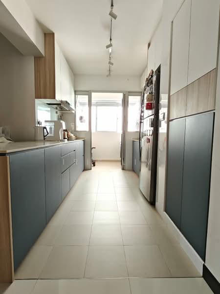 187B Fengshan GreenVille, 187B Bedok North Street 4, Bedok North Street 4, 3 Bedrooms, 1,001 sqft, HDB Flat For Sale, by Iris Lim, 500185085 - Kitchen leading to Wash Area - PropertyGuru.com.sg