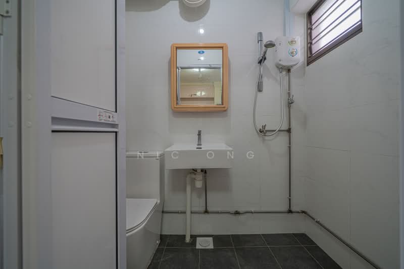 241 Bishan Street 22, 241 Bishan Street 22, 3 Bedrooms, 1,227 sqft, HDB Flat For Sale, by Nic Ong, 500185091 - Bathroom - PropertyGuru.com.sg