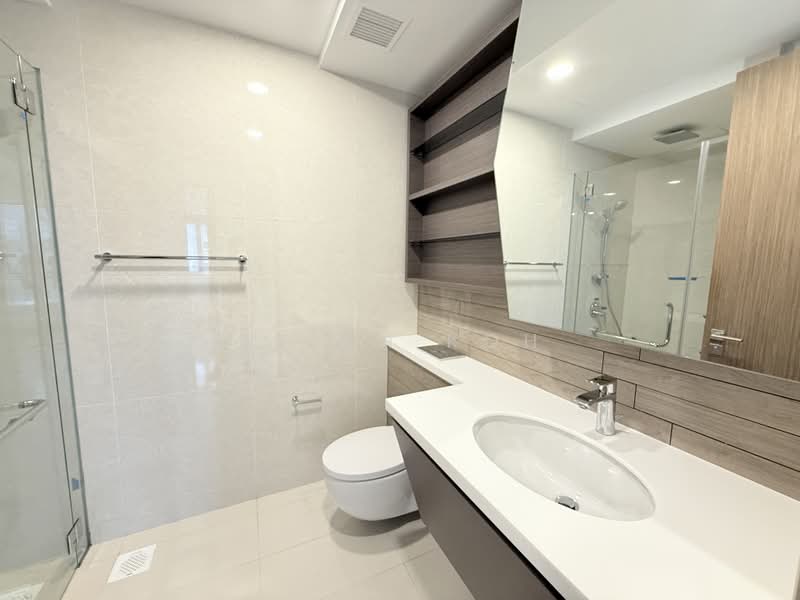 V on Shenton, 5A Shenton Way, 2 Bedrooms, 1,098 sqft, Condominium For Rent, by Brian Koh, 500185092 - Common Bathroom - PropertyGuru.com.sg