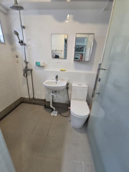 462 Hougang Avenue 10, 462 Hougang Avenue 10, 3 Bedrooms, 1,130 sqft, HDB Flat For Sale, by Toh Cheng Hoey (Alex Toh), 500185125 - Bathroom - PropertyGuru.com.sg