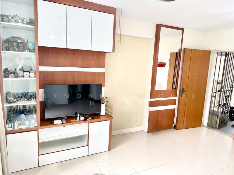22 Teban Gardens Road, 22 Teban Gardens Road, 3 Bedrooms, 990 sqft, HDB Flat For Sale, by Raymond Lim Chee Hiang, 500185140 - Living Room - PropertyGuru.com.sg