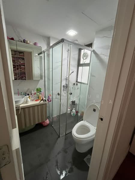 Parkview Apartments, 3 Bukit Batok Street 25, 3 Bedrooms, 1,119 sqft, Apartment For Sale, by Kevin Nur Amin Widjaja, 500185141 - Bathroom - PropertyGuru.com.sg