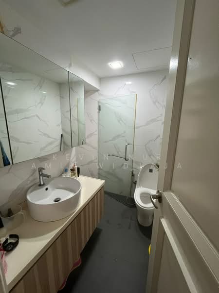 Parkview Apartments, 3 Bukit Batok Street 25, 3 Bedrooms, 1,119 sqft, Apartment For Sale, by Kevin Nur Amin Widjaja, 500185141 - Bathroom - PropertyGuru.com.sg