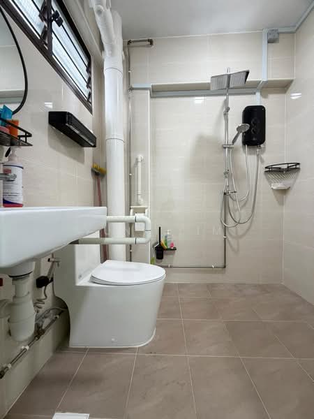913 Jurong West Street 91, 913 Jurong West Street 91, 3 Bedrooms, 1,108 sqft, HDB Flat For Sale, by Yuna Lim, 500185169 - Bathroom - PropertyGuru.com.sg