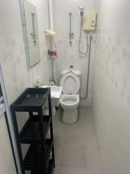 Lakepoint Condo, 2 Lakepoint Drive, Room Rental, 100 sqft, Condominium For Rent, by Wesley Toh, 500185175 - Bathroom - PropertyGuru.com.sg
