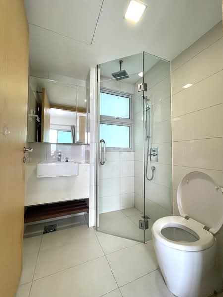 Eight Riversuites, 2 Whampoa East, 2 Bedrooms, 840 sqft, Condominium For Sale, by Vivienne Zhou, 500185193 - Common Bathroom - PropertyGuru.com.sg