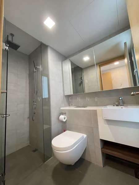 Eight Riversuites, 2 Whampoa East, 2 Bedrooms, 840 sqft, Condominium For Sale, by Vivienne Zhou, 500185193 - Master Bathroom - PropertyGuru.com.sg