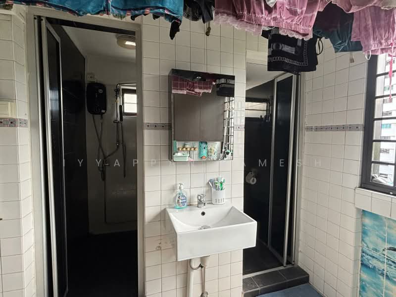 15 Hougang Avenue 3, 15 Hougang Avenue 3, 3 Bedrooms, 882 sqft, HDB Flat For Sale, by Iyyappan Ramesh Babu, 500185232 - Bathroom - PropertyGuru.com.sg