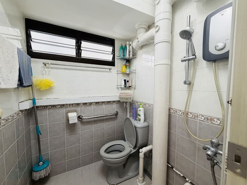 320 Ang Mo Kio Avenue 1, 320 Ang Mo Kio Avenue 1, 2 Bedrooms, 947 sqft, HDB Flat For Sale, by Charlene Low, 500185242 - Bathroom - PropertyGuru.com.sg
