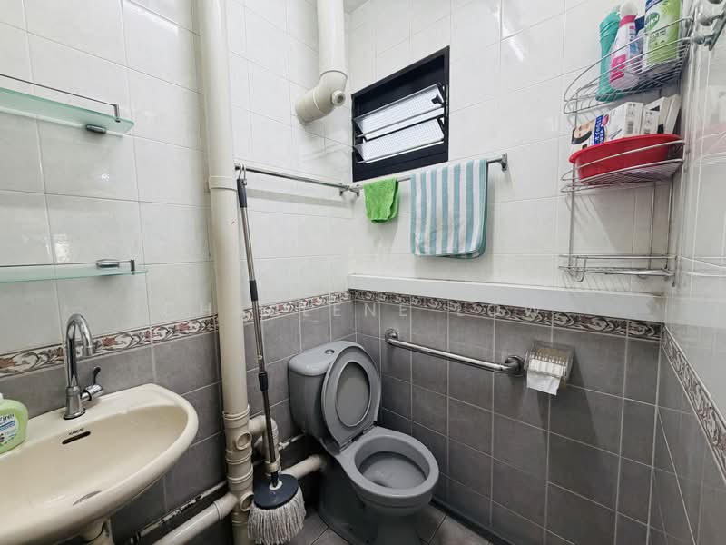 320 Ang Mo Kio Avenue 1, 320 Ang Mo Kio Avenue 1, 2 Bedrooms, 947 sqft, HDB Flat For Sale, by Charlene Low, 500185242 - Bathroom - PropertyGuru.com.sg