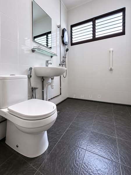 243 Tampines Street 21, 243 Tampines Street 21, 3 Bedrooms, 1,119 sqft, HDB Flat For Sale, by Chris Zhuo, 500185255 - Bathroom - PropertyGuru.com.sg