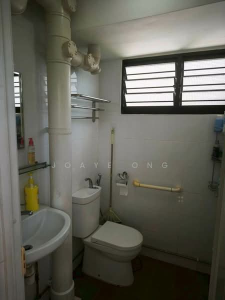 324 Clementi Avenue 5, 324 Clementi Avenue 5, 3 Bedrooms, 990 sqft, HDB Flat For Sale, by Joaye Ong, 500185271 - Bathroom - PropertyGuru.com.sg