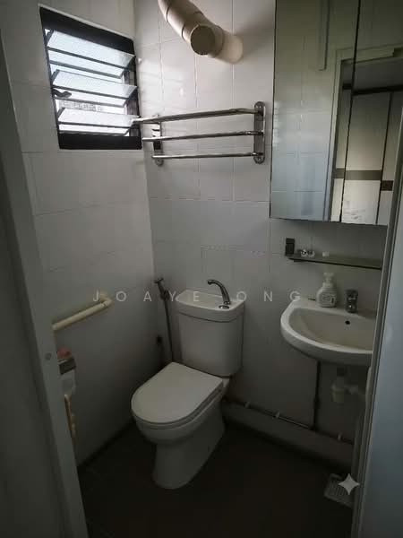 324 Clementi Avenue 5, 324 Clementi Avenue 5, 3 Bedrooms, 990 sqft, HDB Flat For Sale, by Joaye Ong, 500185271 - Bathroom - PropertyGuru.com.sg