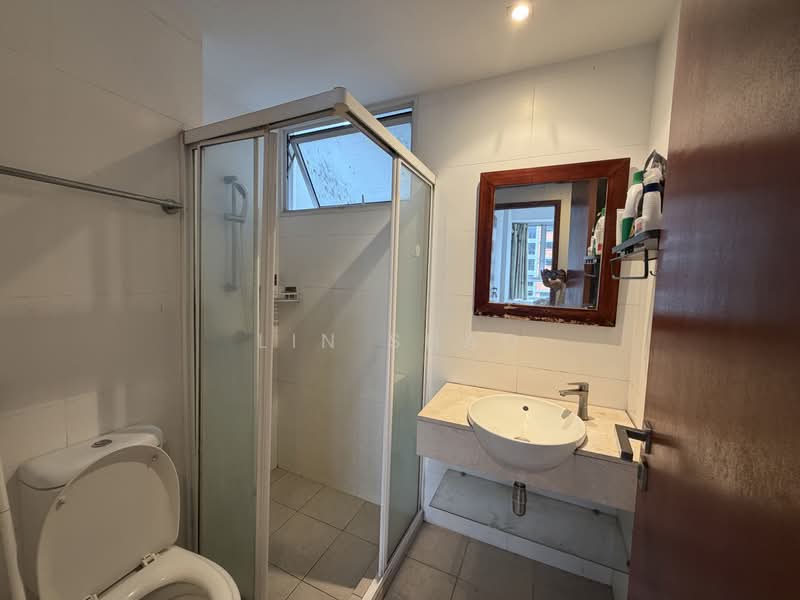 La Casa, 66 Woodlands Drive 16, 3 Bedrooms, 980 sqft, Condominium For Sale, by Lin Shao, 500185299 - Common Bathroom - PropertyGuru.com.sg