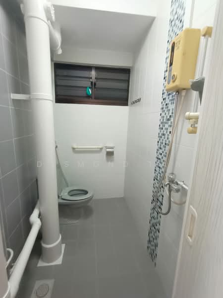 250 Tampines Street 21, 250 Tampines Street 21, 2 Bedrooms, 796 sqft, HDB Flat For Sale, by Desmond Tan, 500185308 - Bathroom - PropertyGuru.com.sg
