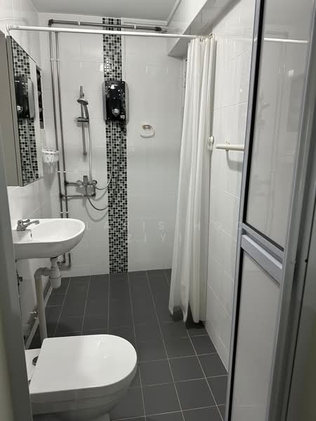 174 Woodlands Street 13, 174 Woodlands Street 13, 1 Bedroom, 1,313 sqft, HDB Flat For Rent, by Claris Hoo Ziyi, 500185333 - Bathroom - PropertyGuru.com.sg