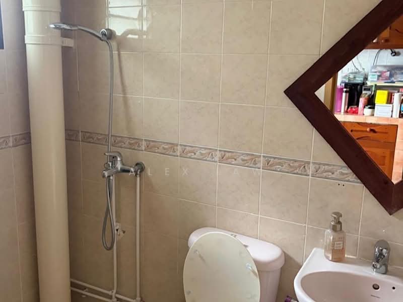 422 Canberra Road, 422 Canberra Road, 3 Bedrooms, 969 sqft, HDB Flat For Sale, by Alex Law, 500185341 - Bathroom - PropertyGuru.com.sg