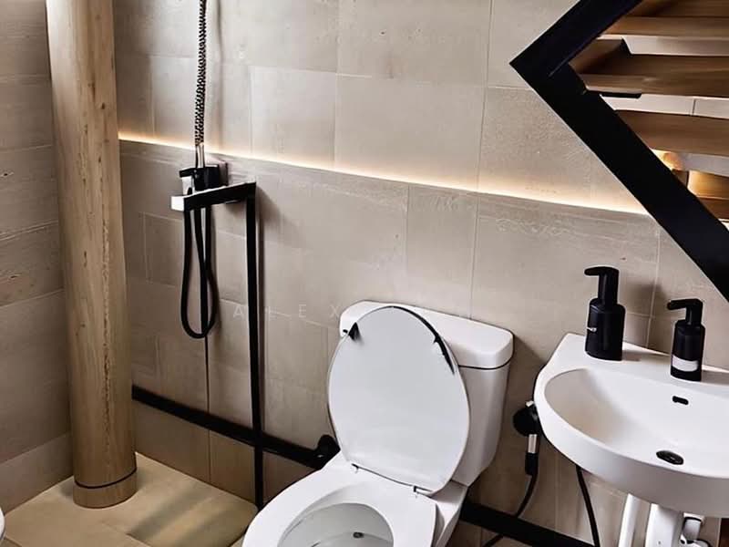 422 Canberra Road, 422 Canberra Road, 3 Bedrooms, 969 sqft, HDB Flat For Sale, by Alex Law, 500185341 - Bathroom - PropertyGuru.com.sg