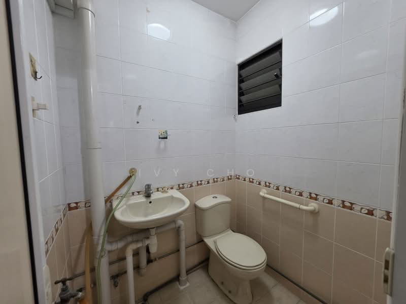 504 Ang Mo Kio Avenue 8, 504 Ang Mo Kio Avenue 8, 2 Bedrooms, 882 sqft, HDB Flat For Sale, by Ivy Cho, 500185348 - Bathroom - PropertyGuru.com.sg