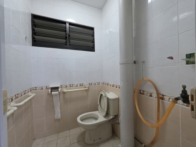 504 Ang Mo Kio Avenue 8, 504 Ang Mo Kio Avenue 8, 2 Bedrooms, 882 sqft, HDB Flat For Sale, by Ivy Cho, 500185348 - Bathroom - PropertyGuru.com.sg