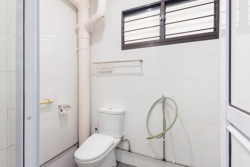 637 Hougang Avenue 8, 637 Hougang Avenue 8, 3 Bedrooms, 904 sqft, HDB Flat For Sale, by Lee Yi Xuan Val, 500185353 - Bathroom - PropertyGuru.com.sg