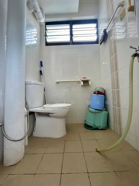 135 Bukit Batok West Avenue 6, 135 Bukit Batok West Avenue 6, 2 Bedrooms, 731 sqft, HDB Flat For Sale, by Ashcvin Mani, 500185374 - Bathroom - PropertyGuru.com.sg