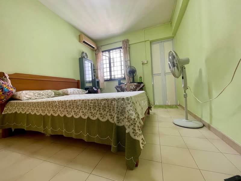 135 Bukit Batok West Avenue 6, 135 Bukit Batok West Avenue 6, 2 Bedrooms, 731 sqft, HDB Flat For Sale, by Ashcvin Mani, 500185374 - Bedroom - PropertyGuru.com.sg