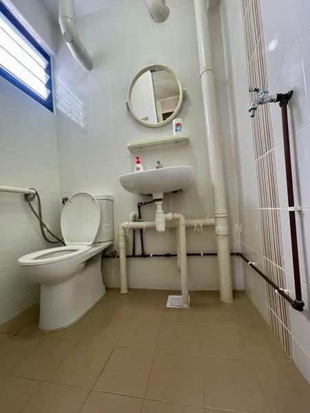 135 Bukit Batok West Avenue 6, 135 Bukit Batok West Avenue 6, 2 Bedrooms, 731 sqft, HDB Flat For Sale, by Ashcvin Mani, 500185374 - Bathroom - PropertyGuru.com.sg