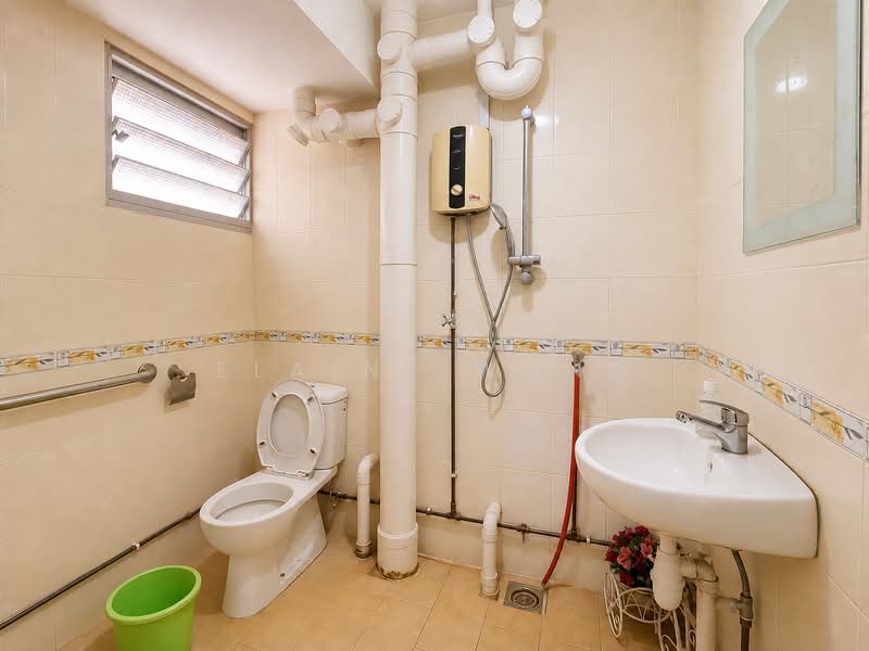 460 Ang Mo Kio Avenue 10, 460 Ang Mo Kio Avenue 10, 3 Bedrooms, 1,291 sqft, HDB Flat For Sale, by Elaine Wong, 500185383 - Bathroom - PropertyGuru.com.sg