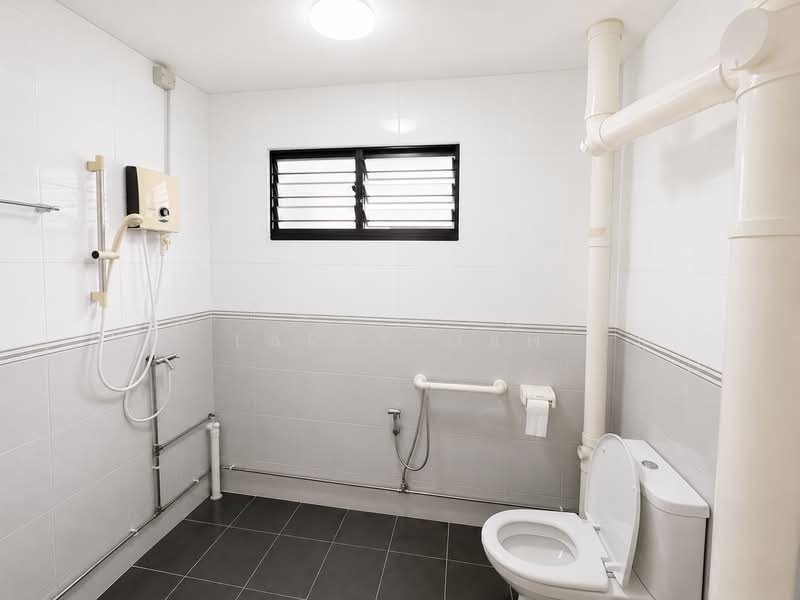533 Bukit Batok Street 51, 533 Bukit Batok Street 51, 4 Bedrooms, 1,324 sqft, HDB Flat For Sale, by Larry Mah, 500185384 - Bathroom - PropertyGuru.com.sg