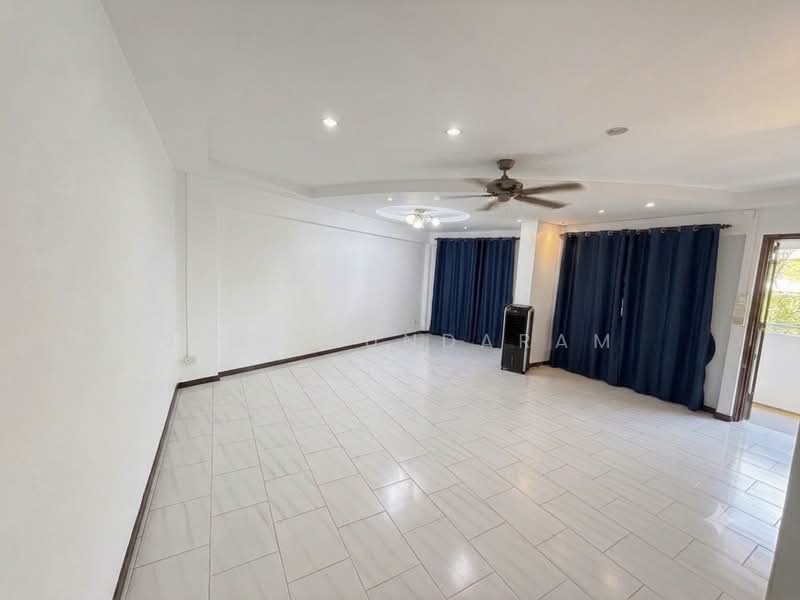 521 Serangoon North Avenue 4, 521 Serangoon North Avenue 4, 3 Bedrooms, 1,141 sqft, HDB Flat For Sale, by S.M. SUNDARAM, 500185389 - Living Room - PropertyGuru.com.sg