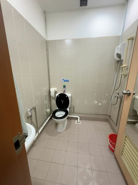 Wintech Centre, 6 Ubi Road 1, 1,087 sqft, Light Industrial (B1) For Rent, by Larry Yeow, 500185392 - Bathroom - CommercialGuru.com.sg