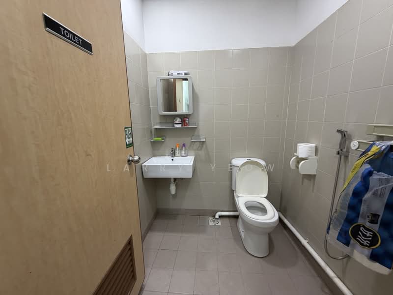 Wintech Centre, 6 Ubi Road 1, 1,916 sqft, Light Industrial (B1) For Rent, by Larry Yeow, 500185392 - Bathroom - CommercialGuru.com.sg