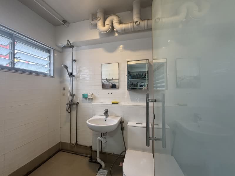 462 Hougang Avenue 10, 462 Hougang Avenue 10, 3 Bedrooms, 1,130 sqft, HDB Flat For Sale, by Julie Ng, 500185459 - Bathroom - PropertyGuru.com.sg
