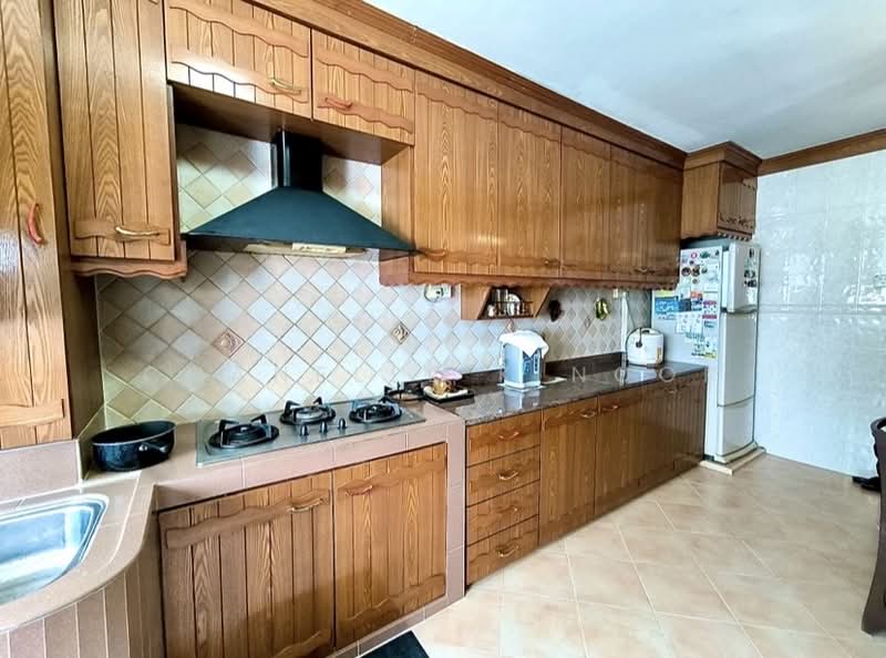 284 Tampines Street 22, 284 Tampines Street 22, 2 Bedrooms, 797 sqft, HDB Flat For Sale, by Chanelle K Noor, 500185465 - Kitchen - PropertyGuru.com.sg