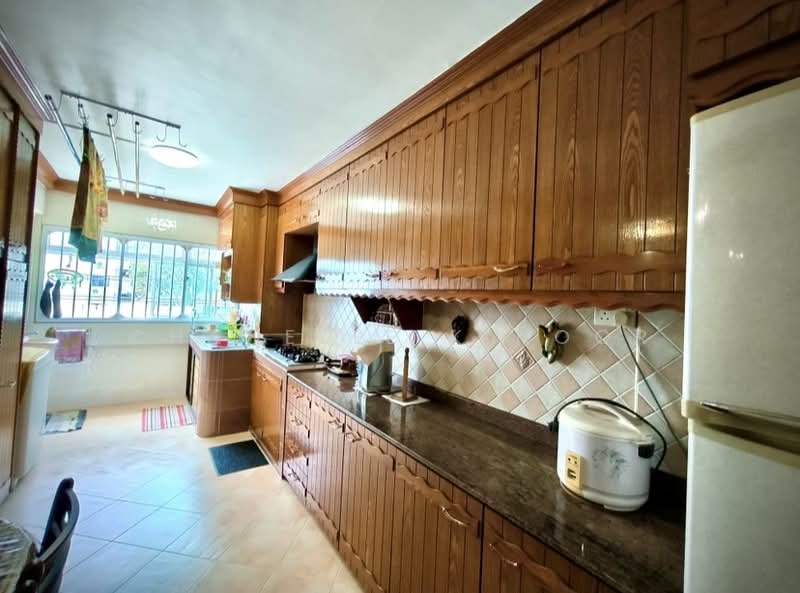 284 Tampines Street 22, 284 Tampines Street 22, 2 Bedrooms, 797 sqft, HDB Flat For Sale, by Chanelle K Noor, 500185465 - Kitchen - PropertyGuru.com.sg