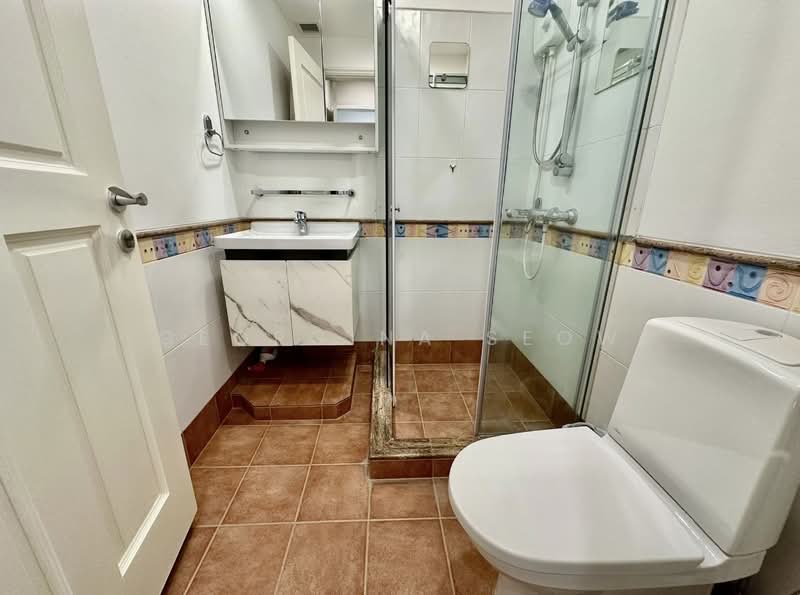 Holt Residences, 5 Holt Road, 4 Bedrooms, 2,056 sqft, Condominium For Rent, by Georgina Seow, 500185592 - Bathroom - PropertyGuru.com.sg
