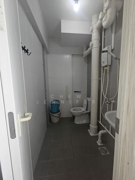 283 Tampines Street 22, 283 Tampines Street 22, 2 Bedrooms, 893 sqft, HDB Flat For Rent, by Chew Jennifer, 500185606 - Bathroom - PropertyGuru.com.sg