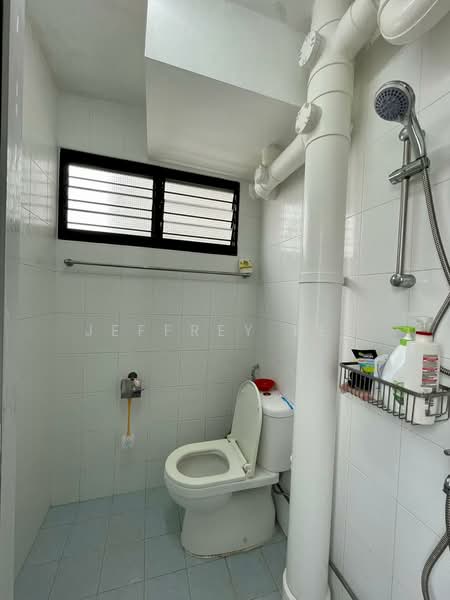 182 Ang Mo Kio Avenue 5, 182 Ang Mo Kio Avenue 5, 2 Bedrooms, 732 sqft, HDB Flat For Rent, by Jeffrey Lee, 500185684 - Bathroom - PropertyGuru.com.sg