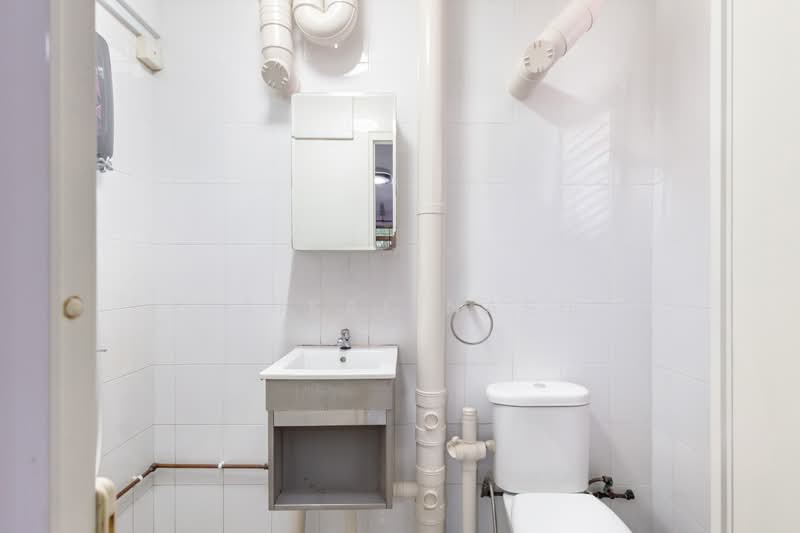 337 Clementi Avenue 2, 337 Clementi Avenue 2, 3 Bedrooms, 1,281 sqft, HDB Flat For Sale, by Haikal Nash, 500185712 - Bathroom - PropertyGuru.com.sg