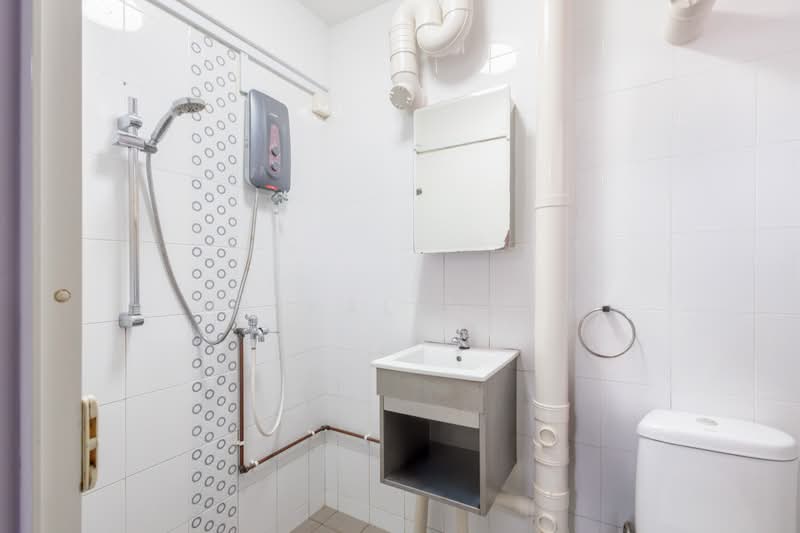337 Clementi Avenue 2, 337 Clementi Avenue 2, 3 Bedrooms, 1,281 sqft, HDB Flat For Sale, by Haikal Nash, 500185712 - Bathroom - PropertyGuru.com.sg
