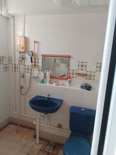 431 Choa Chu Kang Avenue 4, 431 Choa Chu Kang Avenue 4, 3 Bedrooms, 1,119 sqft, HDB Flat For Sale, by Felix Low, 500185767 - Bathroom - PropertyGuru.com.sg