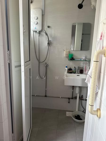 124 Pasir Ris Street 11, 124 Pasir Ris Street 11, 3 Bedrooms, 1,130 sqft, HDB Flat For Sale, by Ryan Wong, 500185772 - Bathroom - PropertyGuru.com.sg